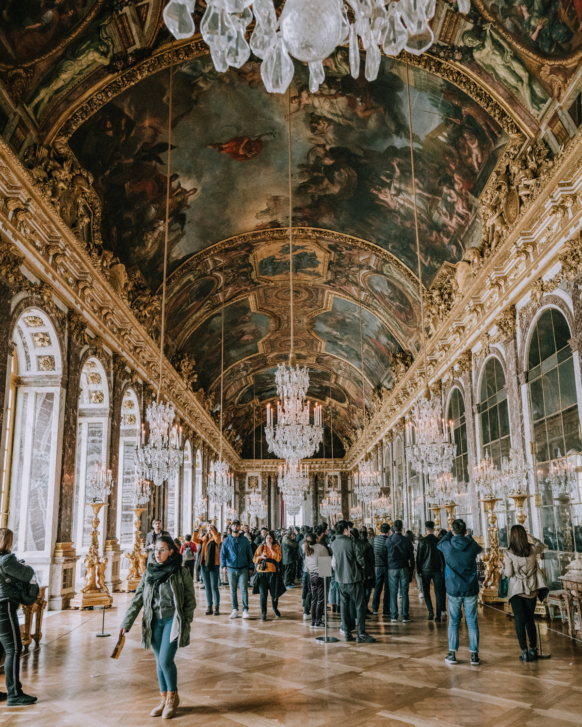 凡尔赛宫壁画下的游客