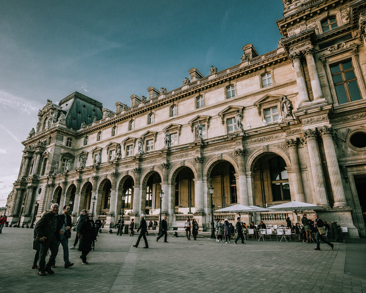 tourists-gather-outside-le-louvre.jpg?wi