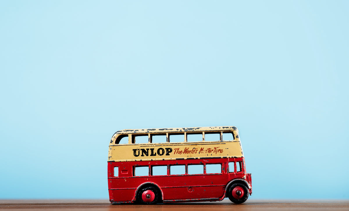 蓝色的玩具双层巴士