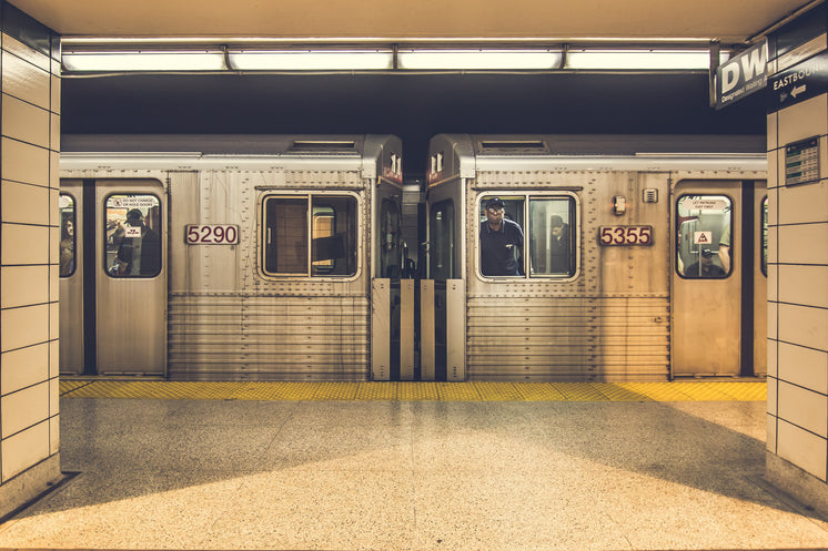 ttc-subway-arriving.jpg?width=746&format=pjpg&exif=0&iptc=0