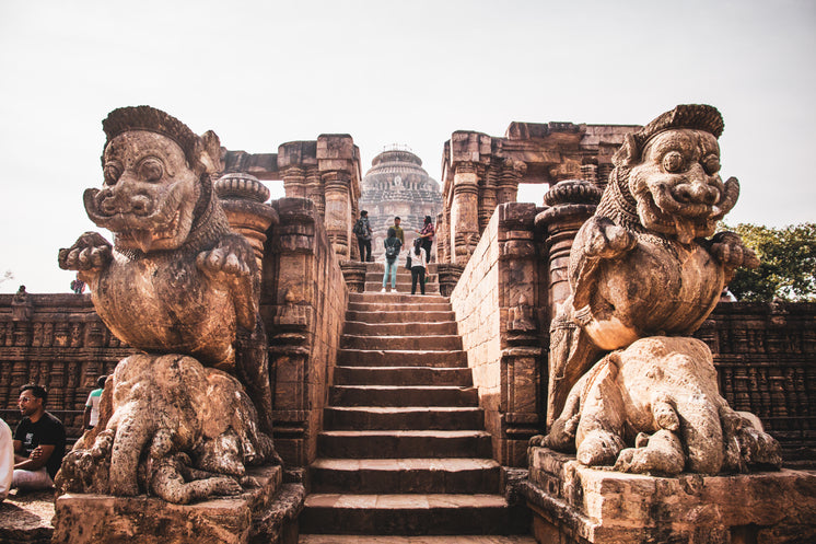 two-stone-sculptures-with-stairs-in-the-middle.jpg?width=746&format=pjpg&exif=0&iptc=0