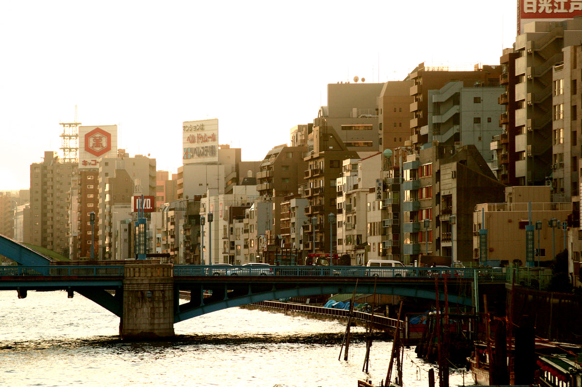 穿过日本城市的城市桥梁