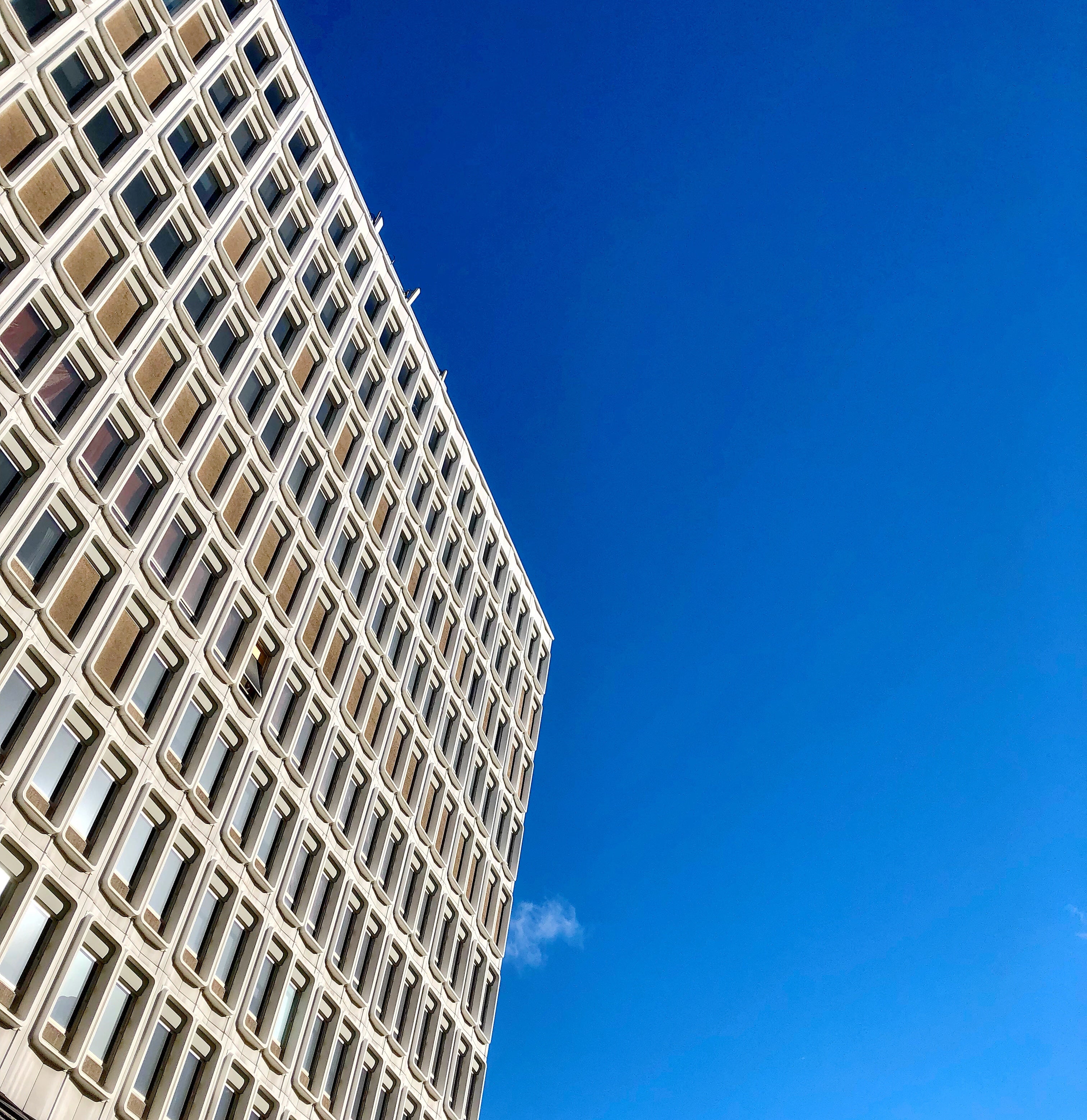 城市中层高耸蓝天