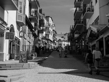 Free Vacation Town Stroll Image: Stunning Photography