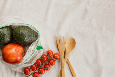 legumes e talheres de madeira