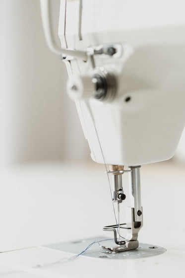 High Res Vertical Sewing Needle Closeup Picture — Free Images