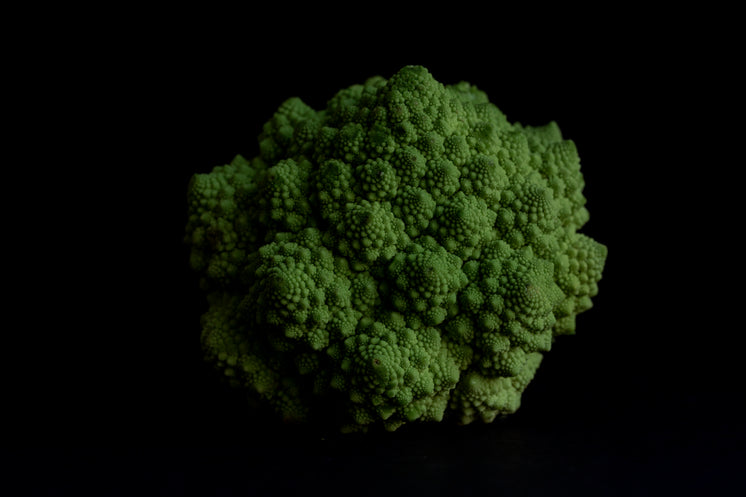 vibrant-green-romanesco-broccoli-in-centre-frame.jpg?width=746&format=pjpg&exif=0&iptc=0