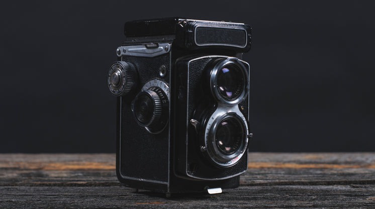 https://burst.shopifycdn.com/photos/vintage-camera-close-up.jpg?width=746&format=pjpg&exif=0&iptc=0