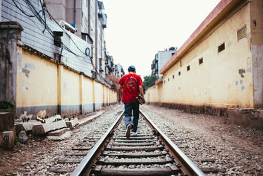 caminhando sobre trilhos