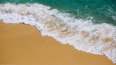 ondas quebrando na praia