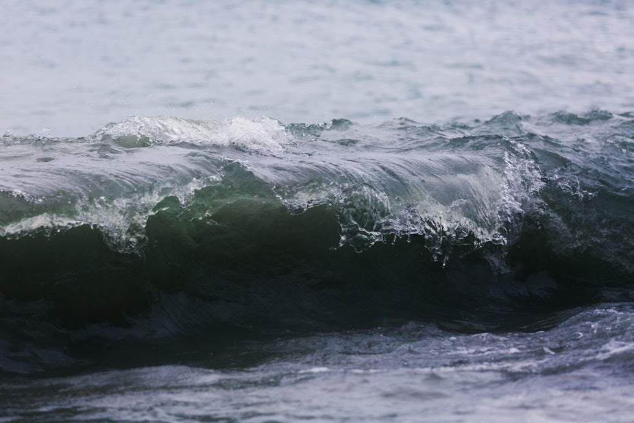 High Res Waves Curl On Shore Picture — Free Images