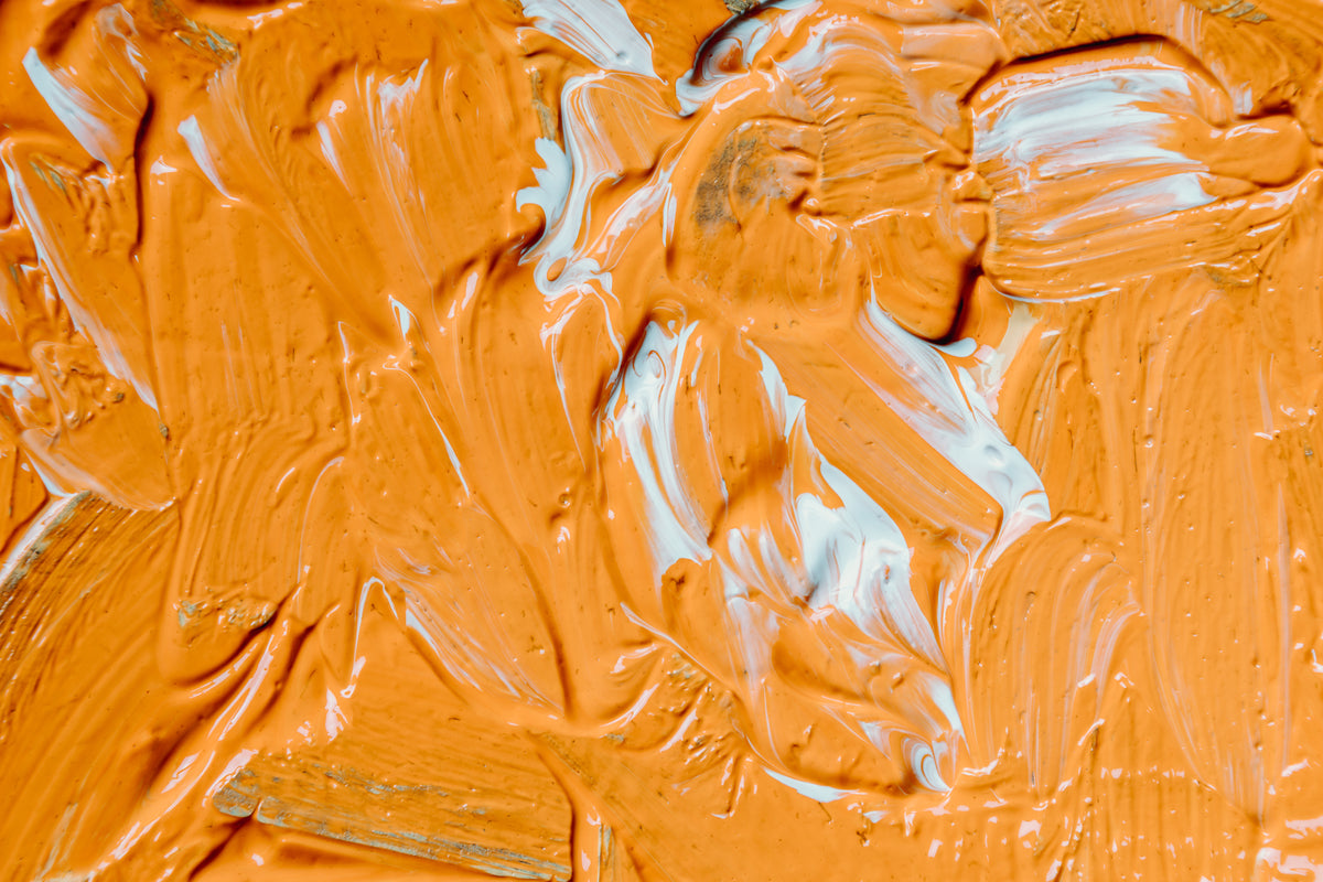 湿橙色和白色油漆填充框架