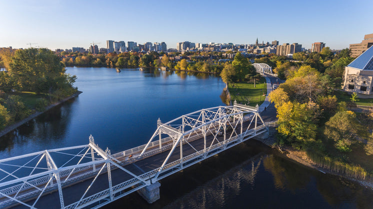 平靜湖上的白橋