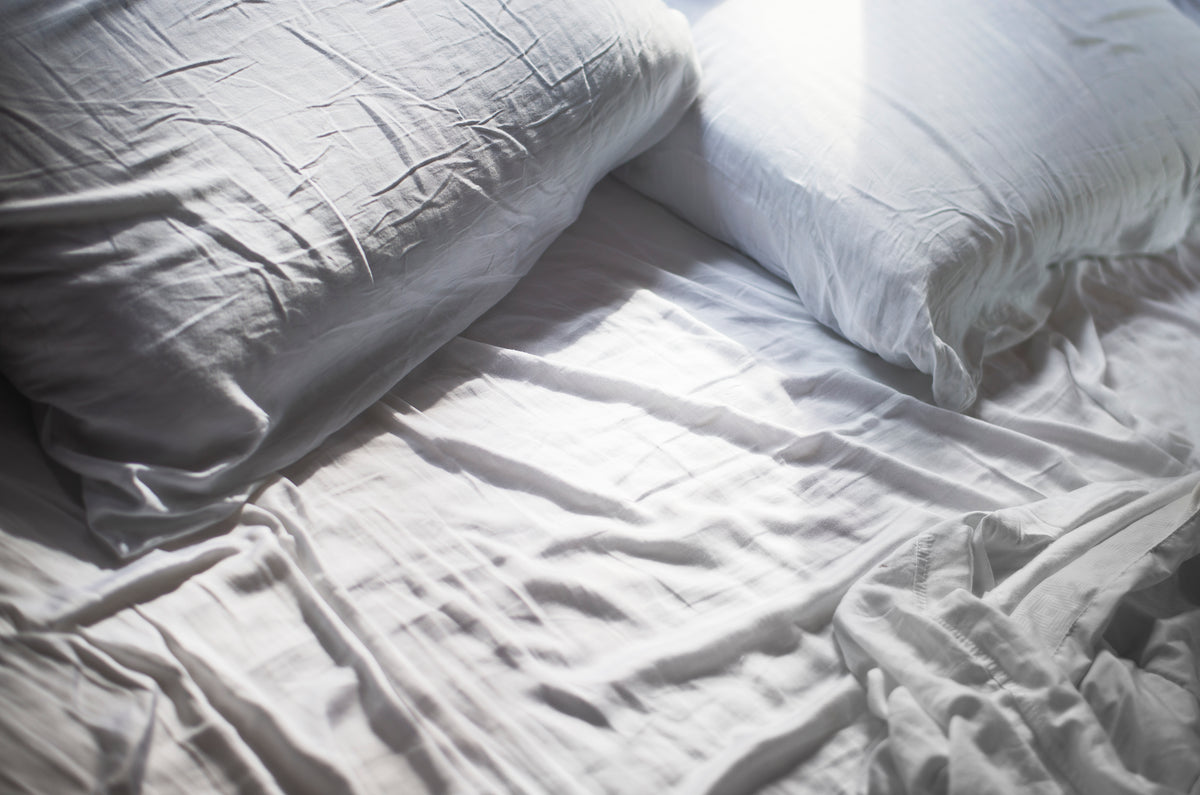 白色的枕头和未整理的床单