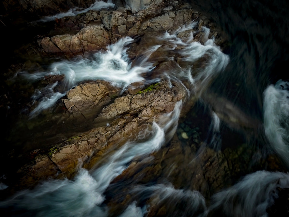 White Cliffs Water Rushing Browse Free HD Images of White Water Rushes Over Rocky Edge