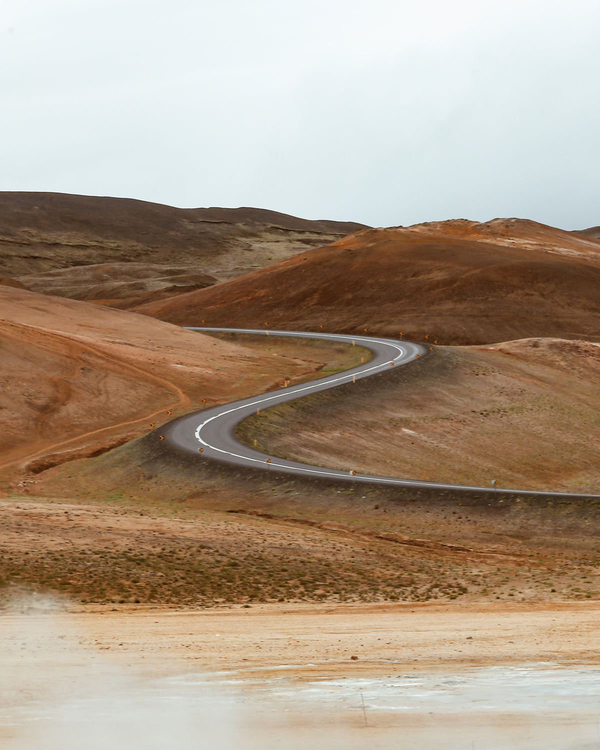 沙漠中蜿蜒的道路