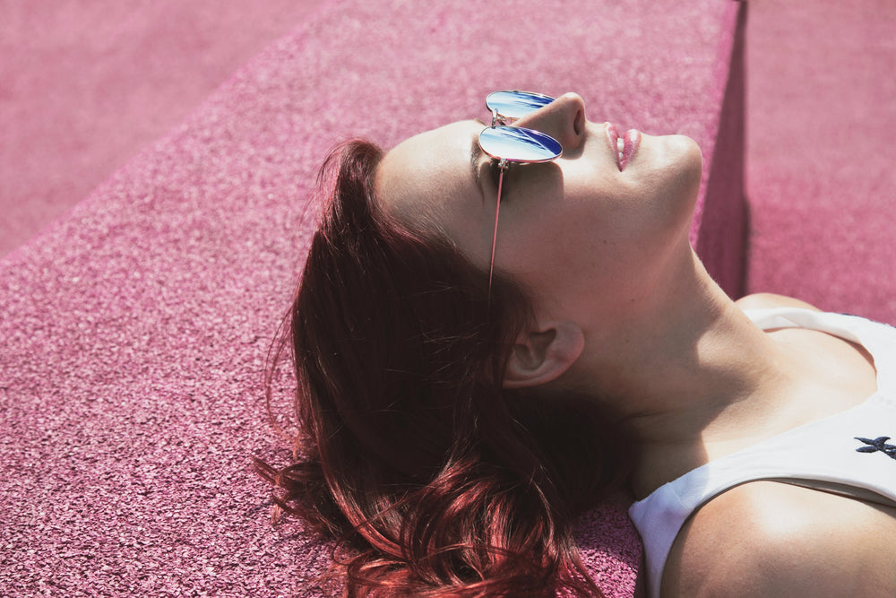 mulher tomando sol