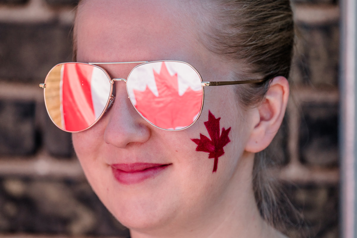 加拿大国庆日，女人脸上涂满了彩绘