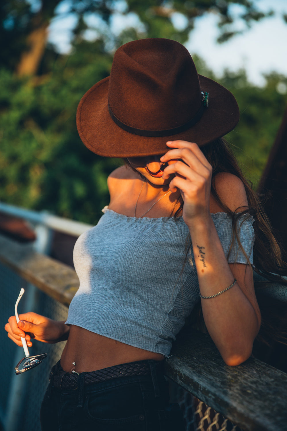 mulher com roupa de verão