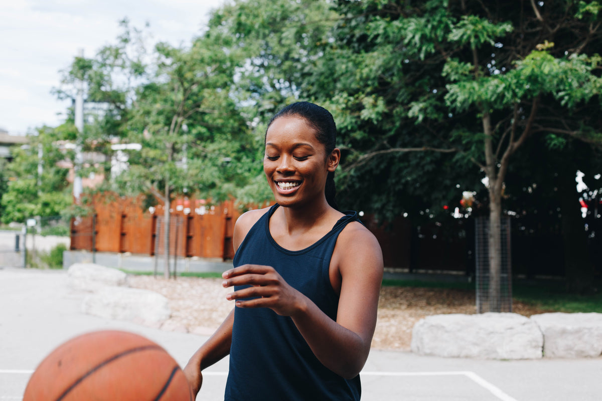 一个女人在街上打篮球