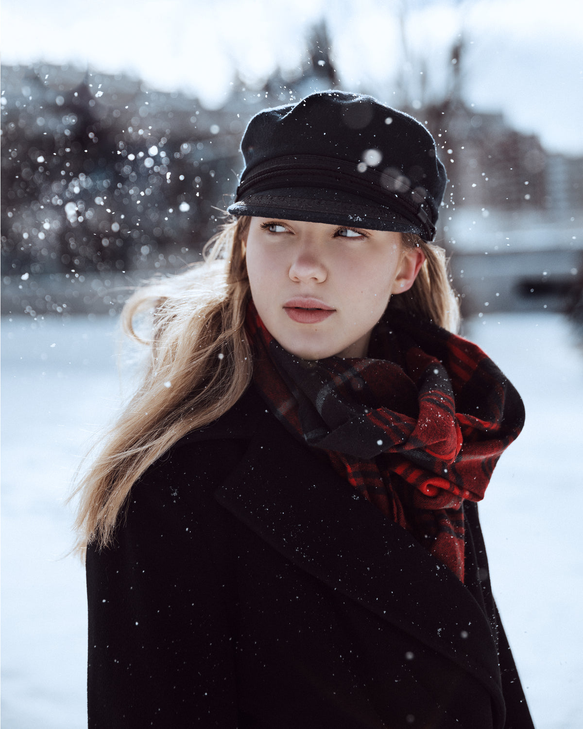 女子肖像下雪的冬日