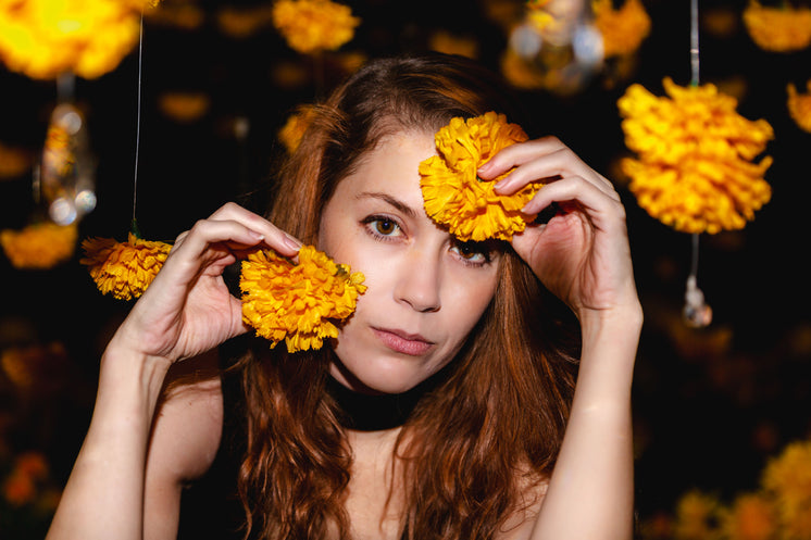 woman-poses-with-orange-blossoms.jpg?wid