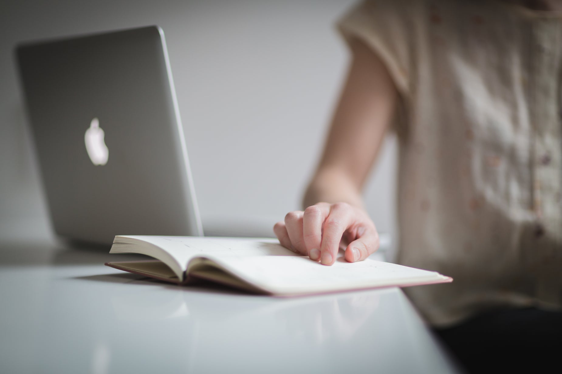 Read Note Image Picture of Woman Reading Notes - Free Stock Photo