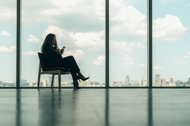 mulher em cadeira de escritório moderna olhando o telefone