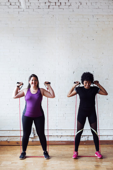 mulheres fazendo exercício com faixa elástica