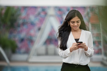 woman traveller using cell phone