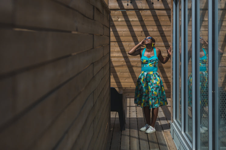 woman-views-eclipse-from-rooftop.jpg?wid