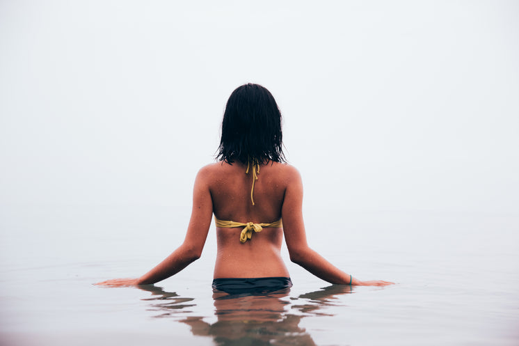 涉水女子