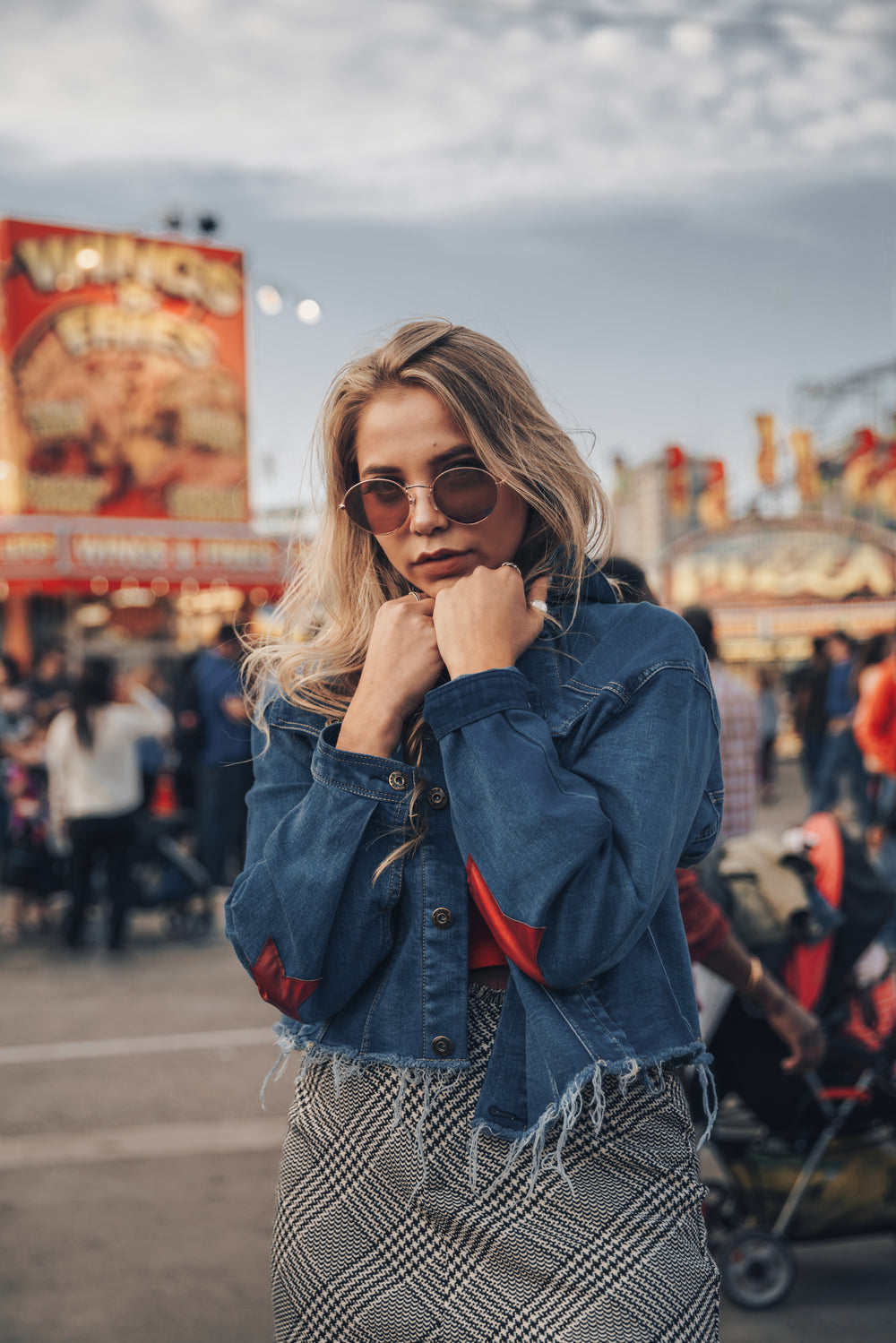 mulher se aquece com jaqueta jeans