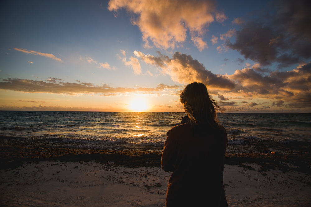 女人看海滩sunrise