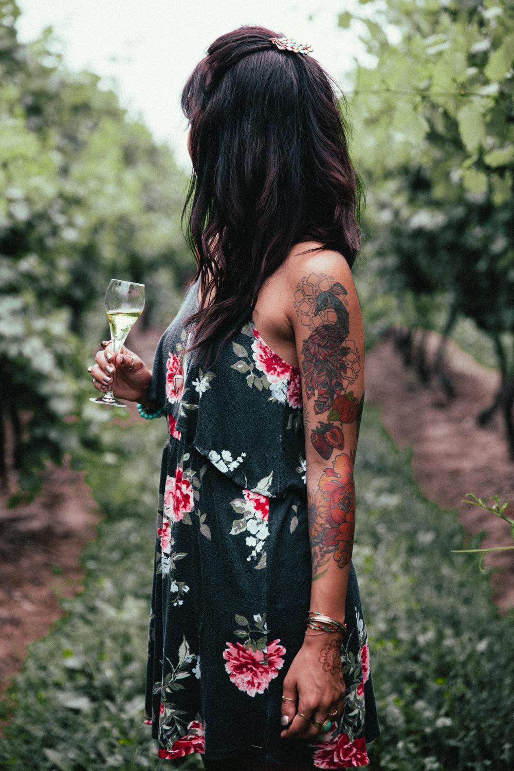 mulher estiolas com vestido em vinícola