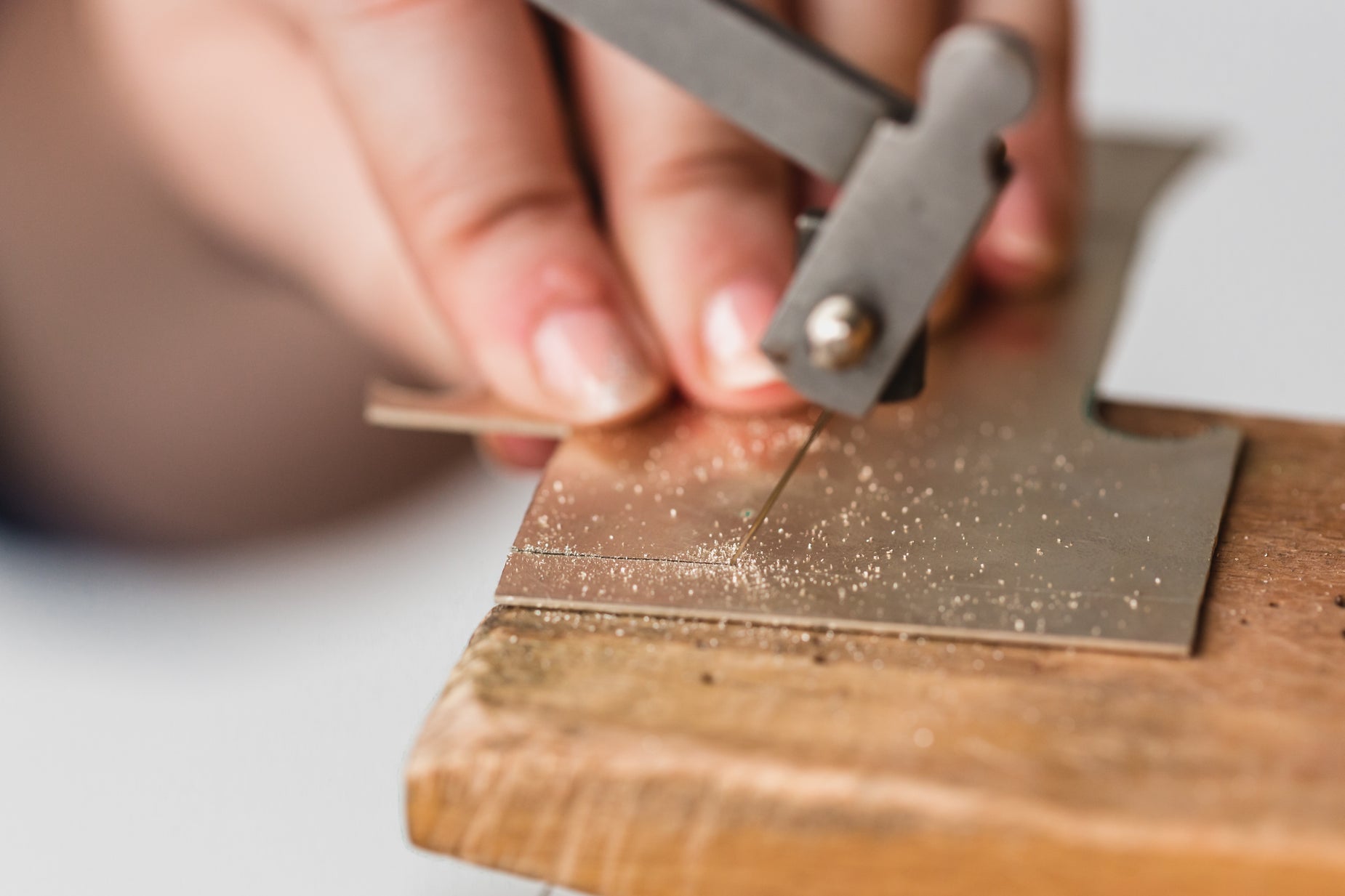 Free Womens Hand Guiding Saw Photo — High Res Pictures Free Womens Hand Guiding Saw Photo — High Res Pictures