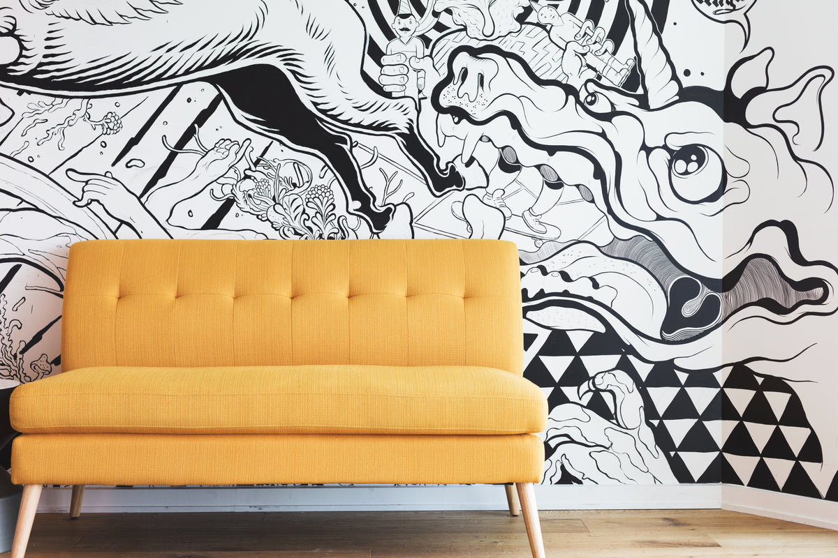黄色沙发由黑白壁画
