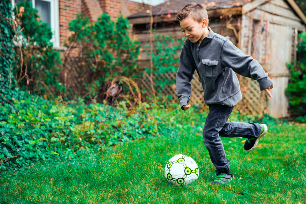 menino chutando bola