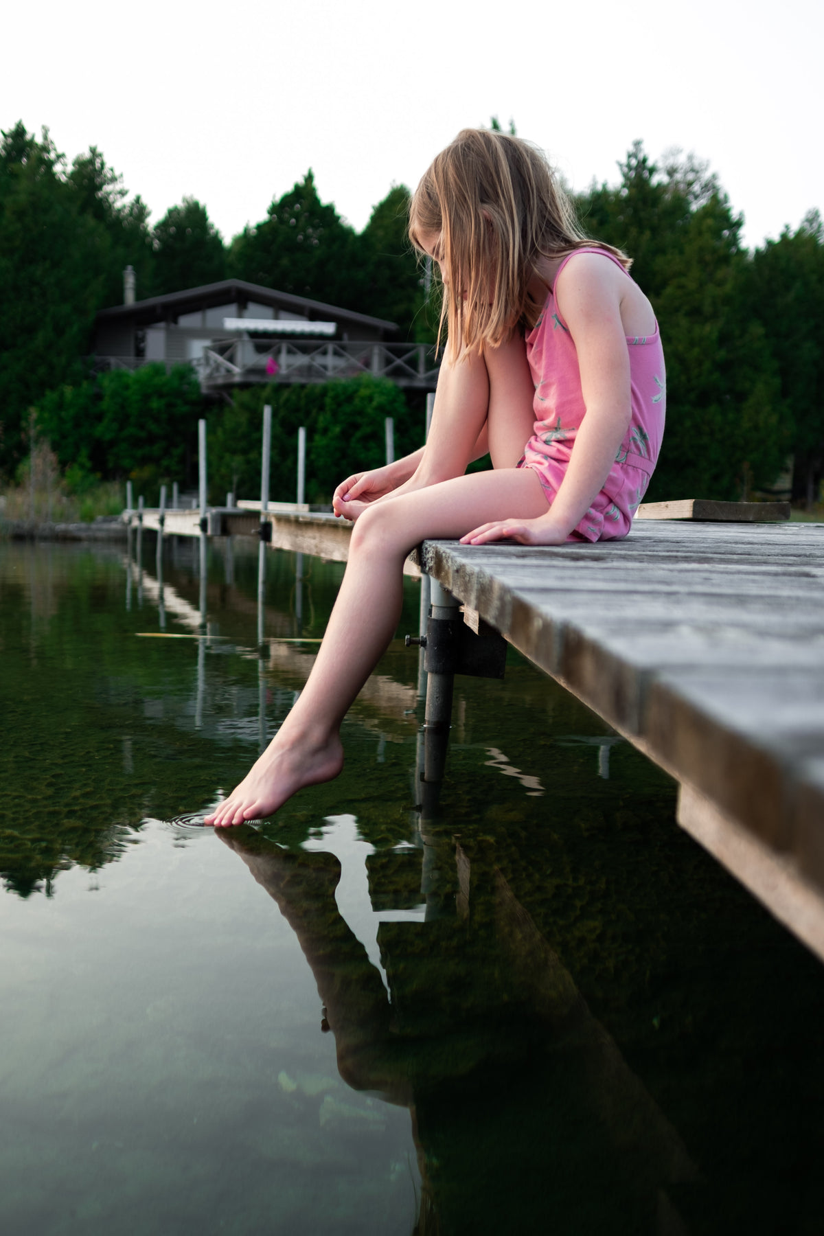 小女孩在水里踩着船坞脚