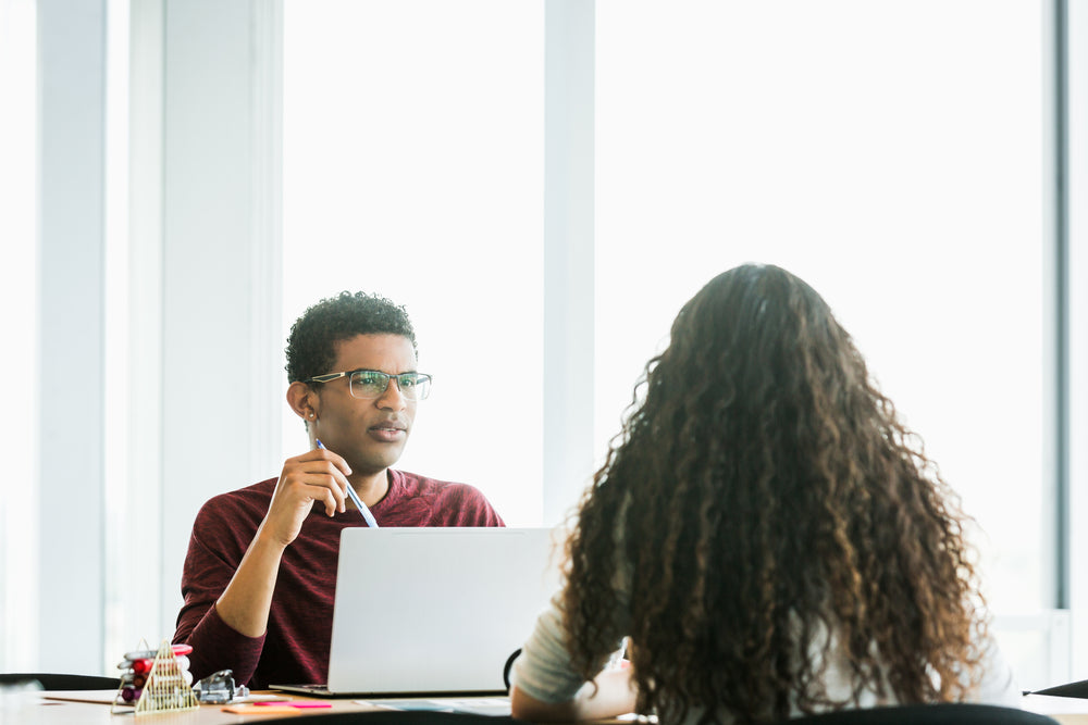 jovem preocupado na startup