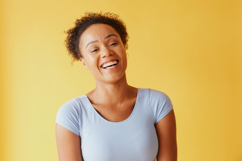 jovem mulher, sorriso contagiante