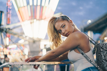 mulher jovem sob as luzes do parque